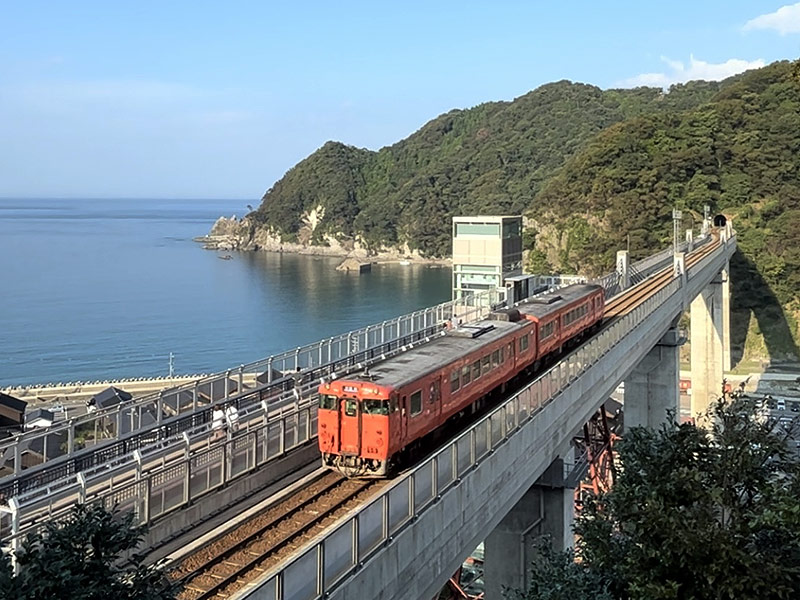 Experience the superb view from the Amarube Railway Bridge 