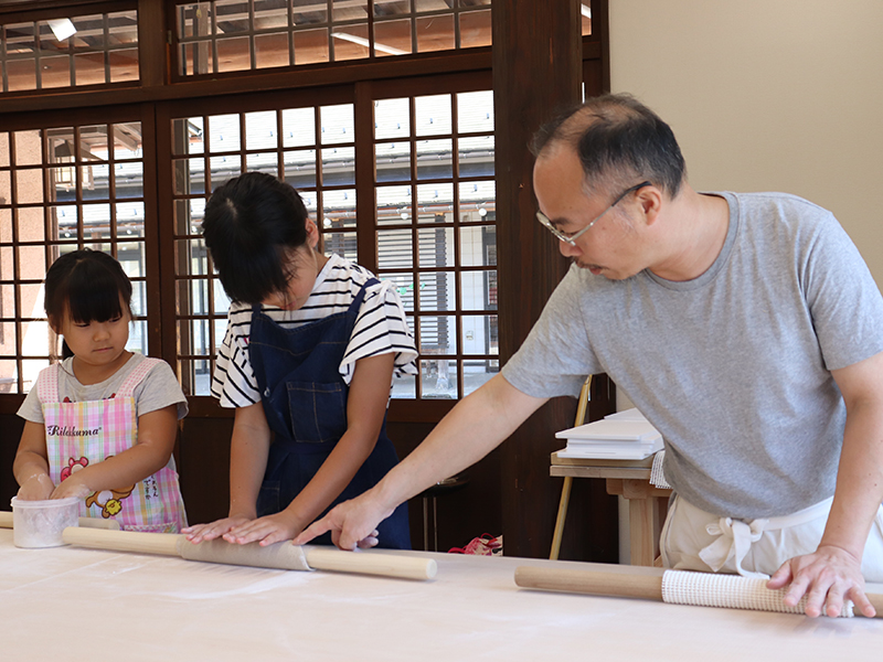 making soba noodles in Izushi